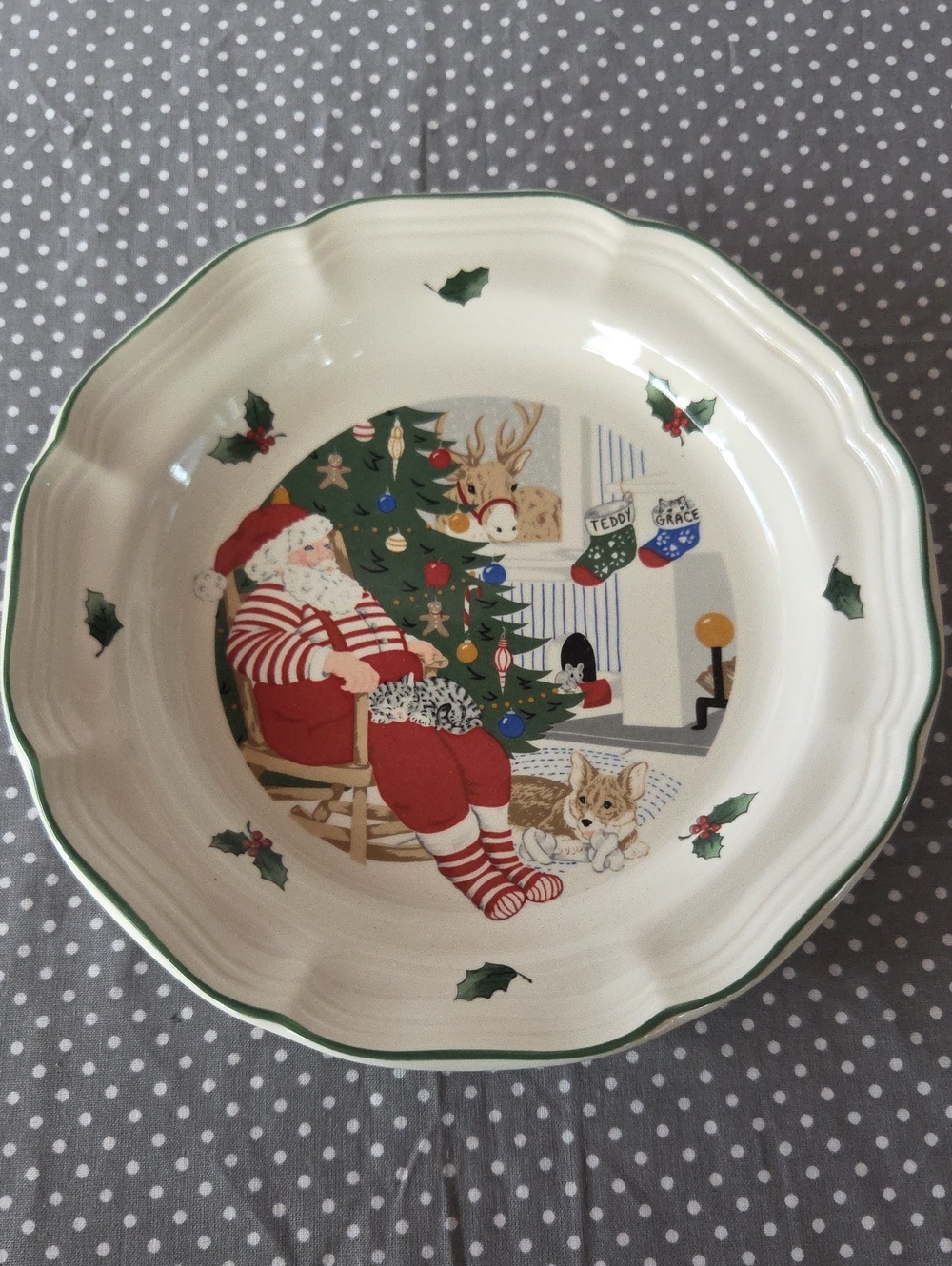 Miksa Festive Santa Holiday Serving Bowl in Cream and Green Santa And Friends